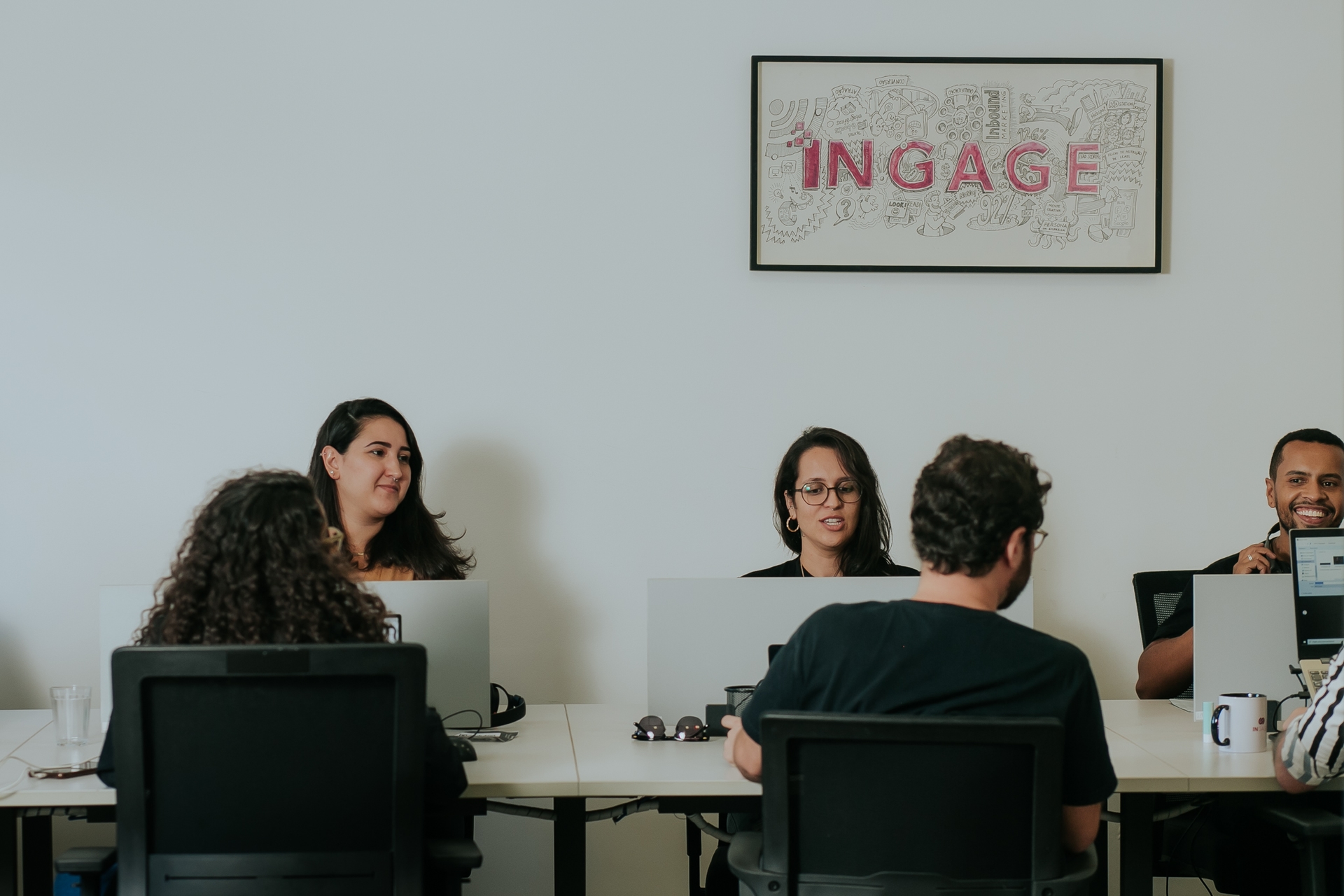 Equipe da INGAGE trabalhando em conjunto no escritório