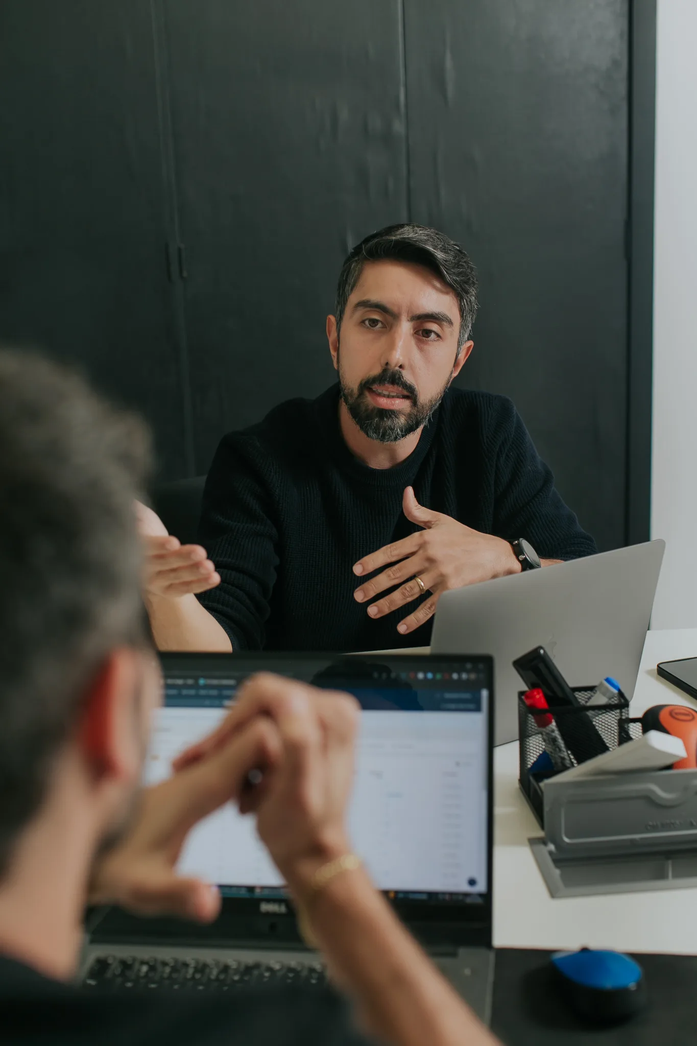 Consultor da INGAGE conversando sobre estratégia