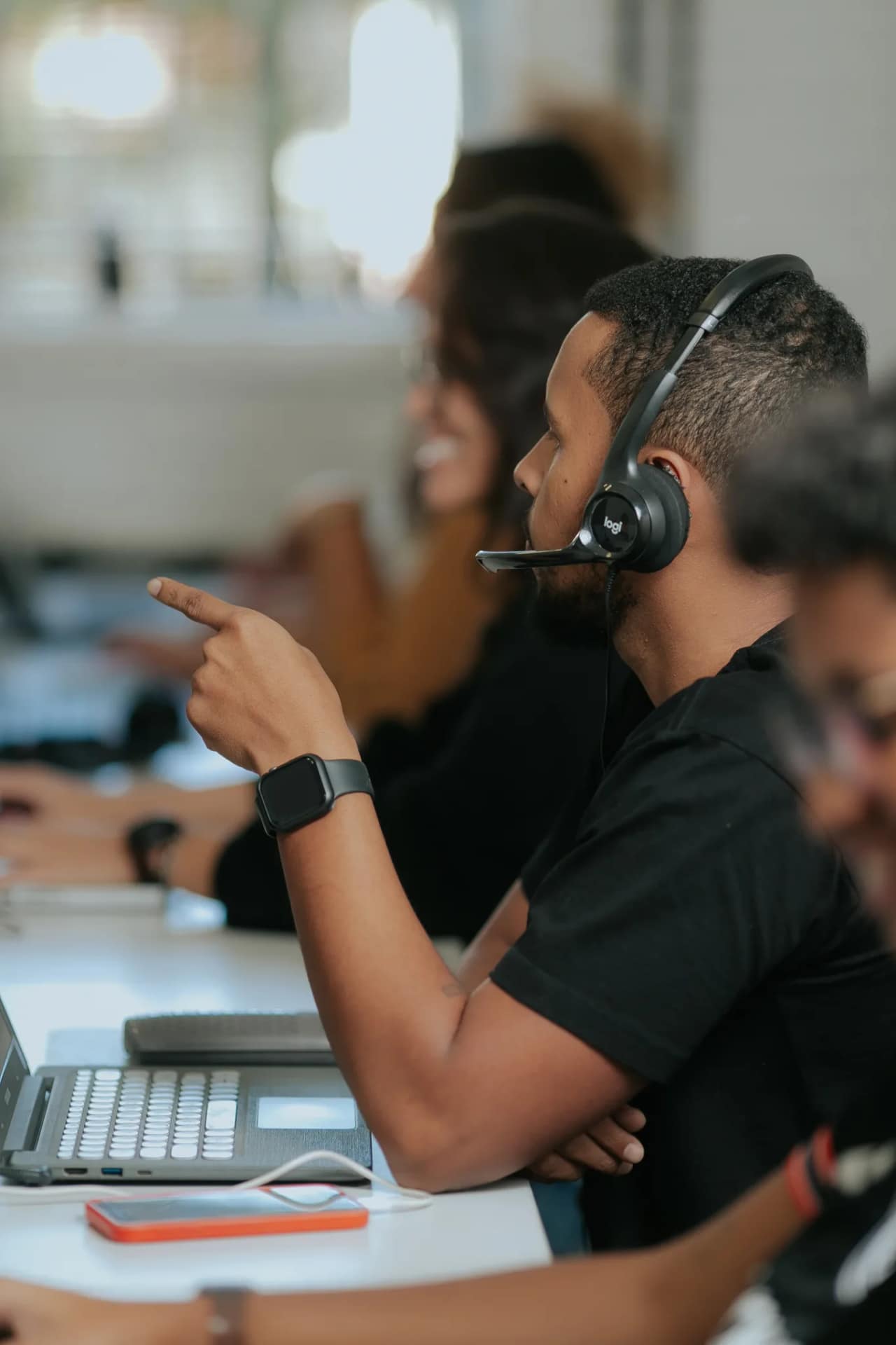 Especialista da INGAGE em atendimento no escritório