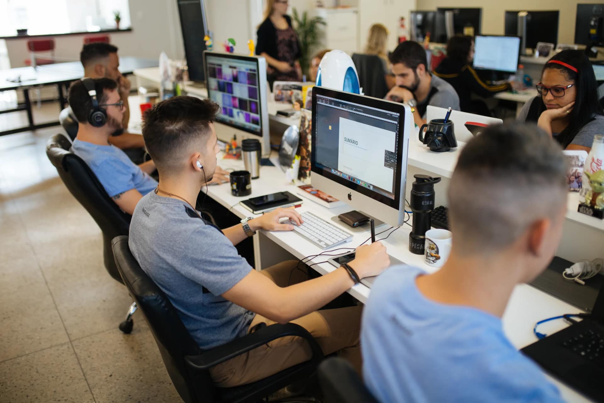 Operação da INGAGE em escala: time trabalhando no open office