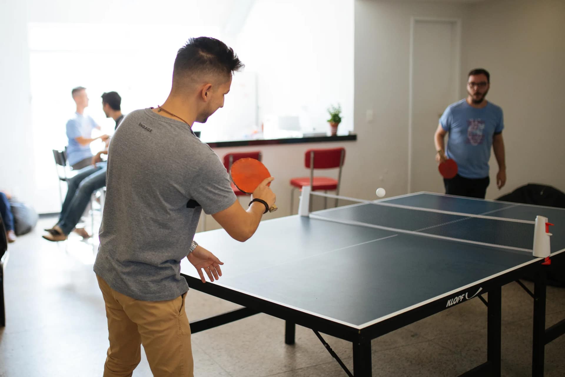 Partida de ping pong no intervalo, no escritório da INGAGE