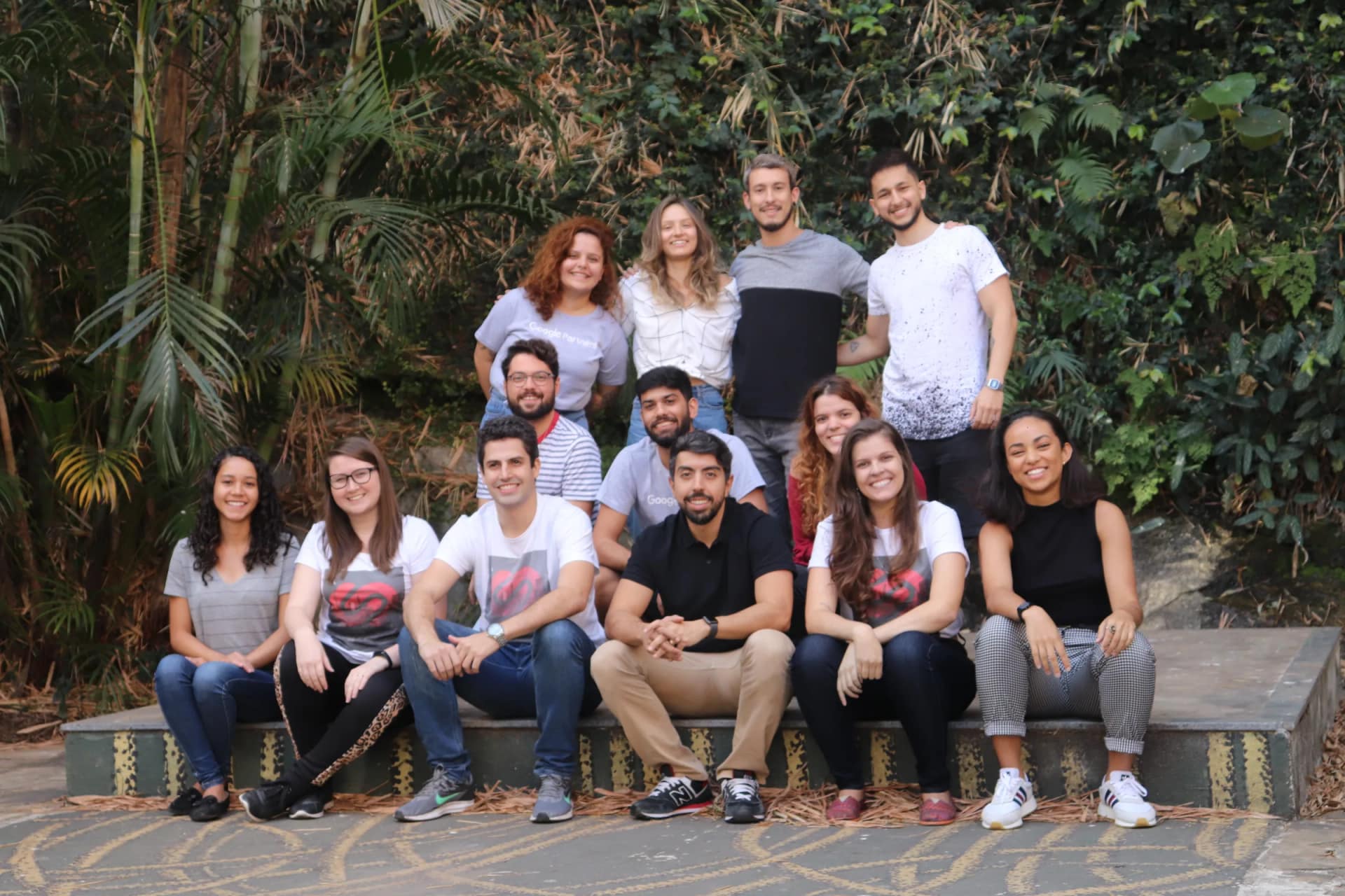 Time completo da INGAGE reunido ao ar livre