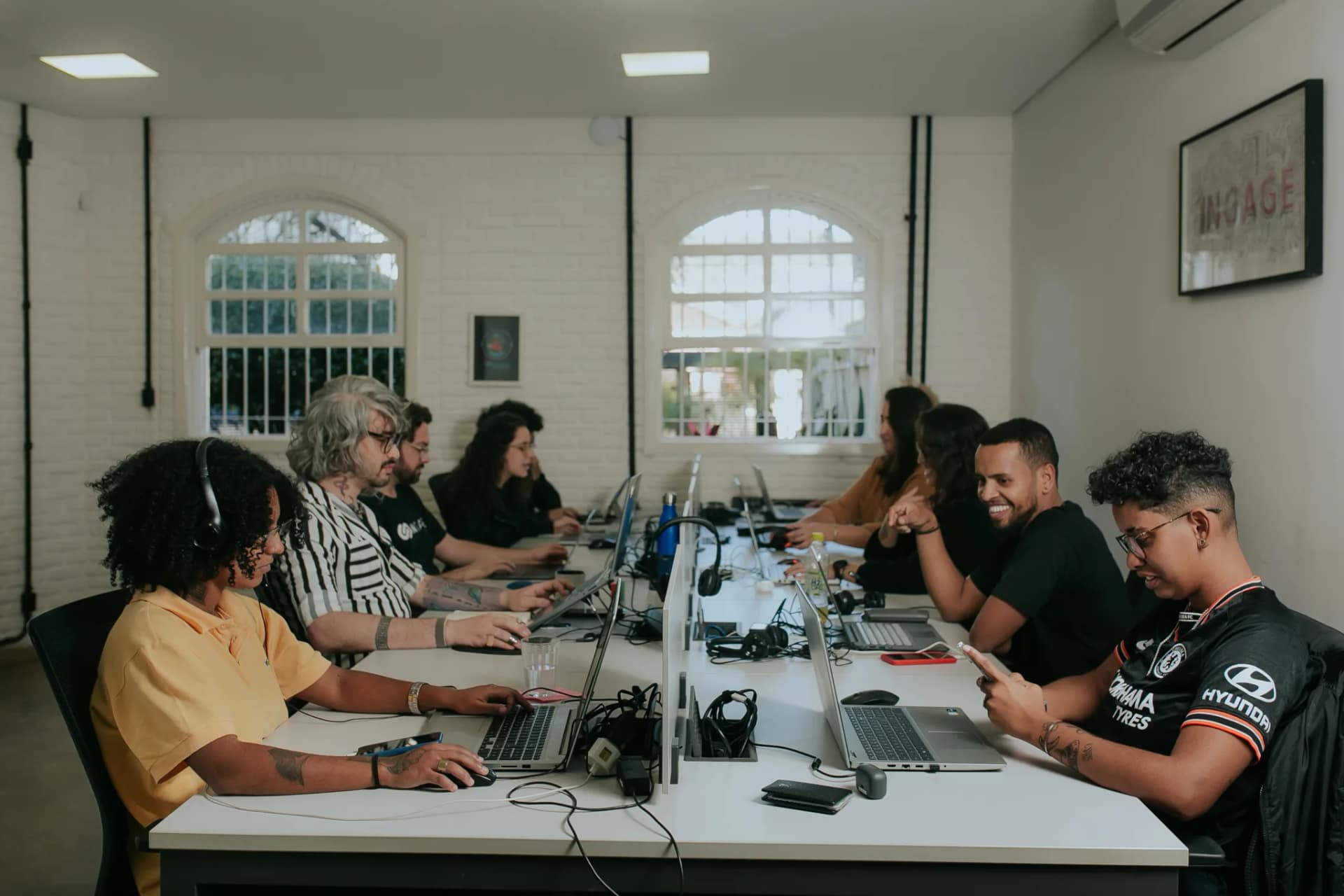 Equipe da INGAGE trabalhando junta no escritório em Belo Horizonte
